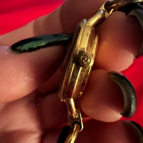 GUCCI 6000L Watch. Rare ❤️❤️❤️ Reduced from $489 - Picture 8 of 9